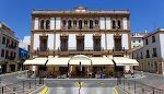 Denne bygning er er kendt som 'Casino' eller 'Circulo de Artistas'. Det var her på balkonen, at Blas Infante i 1918 afslørede det nye andalusiske flag. Denne bygning er er kendt som 'Casino' eller 'Circulo de Artistas'. Det var her på balkonen, at Blas Infante i 1918 afslørede det nye andalusiske flag.