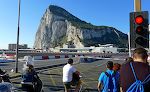 For at komme ind i Gibraltar må al trafik krydse landingsbanen, og hver gang et fly skal lette eller lande standser man trafikken.
