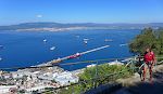 Både Gibraltar og Algeciras har en stor industrihavn, så der er mange skibe i farvandet og en konstant støj fra havneområdet.
