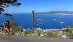 Vi fortsætter opstigningen med udsigt over Gibraltarbugten til Algeciras.
