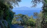 Mod syd kan vi se bjerget Jebel Musa i Marokko, som sammen med Gibraltarklippen udgør 'Herkules' Søjler'.