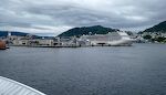 Vi ankommer til havnen i Bergen. Her ligger et krydstogtsskib, som ligner det, vi mødte. Men det er faktisk et andet skib fra samme rederi (MSC Cruises).
