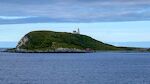 Vi er nu startet på returrejsen, hvor det første anløbssted er Vardø. Lige før Vardø passerer vi indenom øen Hornøya med Vardø Fyr. Fyret blev etableret i 1896, men det nuværende 20 m høje tårn er opført i 1956.