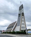 Vi har lige tid nok til at gå hen til Hammerfest Kirke. Den blev bygget i 1961 af arkitekt Harald Magnus, som fik sin inspiration fra de stativer, der bruges til at tørre fisk.