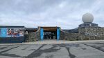 Vi er ankommet til besøgscenteret på Nordkapp. Udflugten inkluderer en billet til centeret, hvor der findes en restaurant, en souvenir shop, et lille museum og en biograf, hvor der vises film om Nordkapp. Vi er ankommet til besøgscenteret på Nordkapp. Udflugten inkluderer en billet til centeret, hvor der findes en restaurant, en souvenir shop, et lille museum og en biograf, hvor der vises film om Nordkapp.