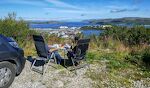 På toppen af fjeldet går jeg mod syd ad Langørveien. Et par tyskere i en camper har fundet et sted med en flot udsigt.