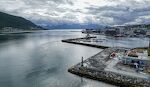Udsigt fra Tromsøbrua, som forbinder Tromsø med Tromsdalen på fastlandet. Mit mål er Ishavskatedralen, som ligger i Tromsdalen. Broen blev åbnet i 1960 og er godt 1 km lang. Vores skib ses ved pilen. Udsigt fra Tromsøbrua, som forbinder Tromsø med Tromsdalen på fastlandet. Mit mål er Ishavskatedralen, som ligger i Tromsdalen. Broen blev åbnet i 1960 og er godt 1 km lang. Vores skib ses ved pilen.