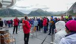 Efter afgang fra Ørnes er det tid til at afholde Polarcirkel ceremonien på Dæk 7. Bemærk karret med is i venstre side af billedet. Men først ankommer den nordiske havgud Njord (se video). Efter afgang fra Ørnes er det tid til at afholde Polarcirkel ceremonien på Dæk 7. Bemærk karret med is i venstre side af billedet. Men først ankommer den nordiske havgud Njord (se video).