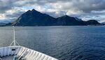 Vi nærmer os Stamsund på Lofoten. De to bjergtoppe til venstre må være Steinetinden (509 m) og Ramntinden (498 m). Vi nærmer os Stamsund på Lofoten. De to bjergtoppe til venstre må være Steinetinden (509 m) og Ramntinden (498 m).