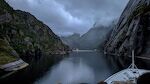 Vi tager en afstikker ind i Trollfjorden, en kort og smal fjord. Det er næsten midnat og temmelig mørkt. Vi tager en afstikker ind i Trollfjorden, en kort og smal fjord. Det er næsten midnat og temmelig mørkt.