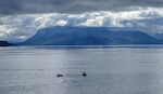 Vi passerer et par lokale fiskere i små både i Straumsfjorden. Vi passerer et par lokale fiskere i små både i Straumsfjorden.