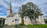 I Tromsø har vi et ophold på godt 3 timer, og jeg går en tur på egen hånd. Her kommer jeg forbi byens domkirke, bygget i 1861. I Tromsø har vi et ophold på godt 3 timer, og jeg går en tur på egen hånd. Her kommer jeg forbi byens domkirke, bygget i 1861.