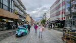 Jeg går ned af Storgata, Tromsøs hovedgade og centrale strøg, og kommer forbi verdens nordligste McDonald's. Jeg går ned af Storgata, Tromsøs hovedgade og centrale strøg, og kommer forbi verdens nordligste McDonald's.