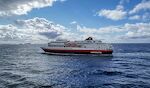 Hver gang vi møder et andet skib fra Hurtigruten, hilser de på hinanden ved at blæse i hornet tre gange. Der er 7 skibe på kystruten, men MS Finnmarken er ikke et af dem. Den sejler fra Hamborg til Nordkap. Hver gang vi møder et andet skib fra Hurtigruten, hilser de på hinanden ved at blæse i hornet tre gange. Der er 7 skibe på kystruten, men MS Finnmarken er ikke et af dem. Den sejler fra Hamborg til Nordkap.