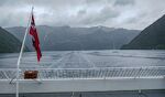 Vi er nu på vej ind i Geirangerfjorden, som mange mener er Norges flotteste fjord. Desværre har vi dårligt vejr med dis og regn det meste af tiden. Vi er nu på vej ind i Geirangerfjorden, som mange mener er Norges flotteste fjord. Desværre har vi dårligt vejr med dis og regn det meste af tiden.