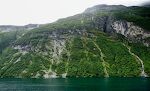 Der er en masse små vandfald på siderne af Geirangerfjorden. Der er en masse små vandfald på siderne af Geirangerfjorden.