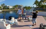 Antonio, husets ejer, som stammer fra Cuba, har været på fisketur med en ven. Den røde fisk er en 'red snapper'. Antonio, husets ejer, som stammer fra Cuba, har været på fisketur med en ven. Den røde fisk er en 'red snapper'.