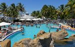 Der er fuld knald på den i Key West, hvor man er i gang med at varme op til Memorial Day Weekend. Lydniveauet er øredøvende. Der er fuld knald på den i Key West, hvor man er i gang med at varme op til Memorial Day Weekend. Lydniveauet er øredøvende.