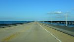 På vej over 'Seven Mile Bridge', den længste af de 42 broer, der forbinder Key West med fastlandet over en strækning på ca. 175 km. Den gamle jernbanebro, som blev sat ud af drift af en orkan i 1935, ses til højre. På vej over 'Seven Mile Bridge', den længste af de 42 broer, der forbinder Key West med fastlandet over en strækning på ca. 175 km. Den gamle jernbanebro, som blev sat ud af drift af en orkan i 1935, ses til højre.