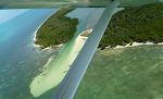 Flyet svinger til højre for en bedre udsigt mod Marquesas Keys. Flyet svinger til højre for en bedre udsigt mod Marquesas Keys.