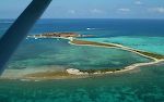 Vi nærmer os hovedøen i Dry Tortugas, som hedder Garden Key med Fort Jefferson. Vi nærmer os hovedøen i Dry Tortugas, som hedder Garden Key med Fort Jefferson.