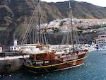 Turist-sejlskib i havnen i Los Gigantes. Turist-sejlskib i havnen i Los Gigantes.