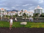 Hoteller langs strandpromenaden i Playa de las Americas. Hoteller langs strandpromenaden i Playa de las Americas.