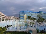 Et ekstravagant hotel langs strandpromenaden i Playa de las Americas. Et ekstravagant hotel langs strandpromenaden i Playa de las Americas.