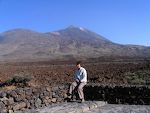 Gunhild foran Pico del Teide.