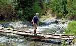 Vi krydser Rio Cádiar for at holde hvil i skyggen af nogle træer.