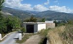 Vi går først ad GR-142 og passerer Alquería de Morayma, et hotel med restaurant, som ligger hvor kragerne vender.