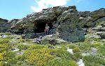 Der er ikke meget skygge at finde på bjergkammen, så vi er heldige at finde denne lille hule.
