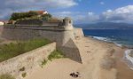 På det vestlige hjørne af bugten ved Ajaccio ligger fortet 'Citadelle Miollis' (alias 'Citadelle d'Ajaccio'), bygget af genoveserne i 1492.