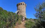 Tårne som dette findes mange steder på Corsicas kyster. De blev bygget som vagttårne mellem 1530 og 1620, da Corsica var under kontrol af Genova. Der er 67 tårne tilbage i dag.
