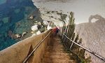 Den nederste del af trappen går under et udhæng i kalkstensklippen.