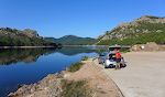 Vi gør holdt og tager en kop kaffe lige før dæmningen ved Ospedale søen (Lac de l'Ospedale).