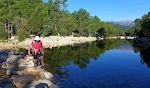 Vi parkerer ved 'Parcours Aventure' og starter med at krydse Cavu floden.