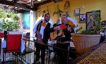 Vi beder om sangen 'Guadalajara', og senere får vi 'La Malagueña', begge mariachi klassikere.