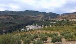 Jeg starter fra Barrio Bajo og går op forbi Cortijo de Los Pinos. Her ses Albuñuelas nedenfor mod syd.