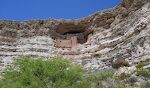 Ligesom Tuzigoot er Montezuma Castle bygget af Sinagua folket mellem år 1100 og 1425. Hovedbygningen består af 5 etager og har 20 rum.