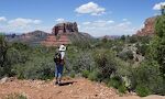Ved stiens øverste ende er der udsigt mod vest til Courthouse Butte og i baggrunden til højre Cathedral Rock.
