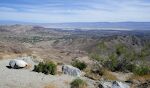 Udsigt fra Coachella Valley Vista Point til ørkenen nedenfor mod nordøst, hvor vi kører igennem byen Palm Desert og fortsætter på Interstate-10 mod Arizona.