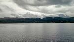 Sandnessjøen ligger på øen Alsta. Det samme gør syv bjergtoppe, som kaldes 'De syv søstre' (ikke at forveksle med Geirangerfjord vandfaldet af samme navn). Der skulle have været et POI om 'De syv søstre', men det blev aflyst, da bjergene ikke kunne ses pga. lave skyer. Her kigger en enkelt søster frem gennem skyerne.