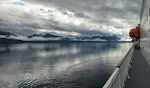 Turen gennem Sortlandssundet mellem Langøya og Hinnøya bliver særlig flot på grund af de lave skyer og vekslende lysforhold over bjergene på Hinnøya.
