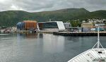 Vi ankommer til Stokmarknes. I den store bygning med glasfacaden har Hurtigruten et museum.