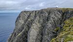 På dette billede kan man se både Nordkapp globussen og besøgscenteret. Temperaturen var i øvrigt 7°C, da vi ankom. Vores guide mente, at vi var meget heldige med vejret.