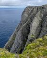 Herfra kan jeg se, at Nordkapp globussen er anbragt på kanten af en imponerende klippe, som rejser sig 307 m over havet.