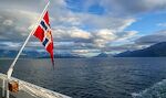 Udsigt ned gennem Ullsfjorden med de flotte Lyngen Alper (norsk: Lyngsalpan eller Lyngsalpene) på halvøen Lyngen i venstre side.