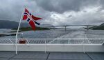 Udsigt tilbage mod Herøybrua med Blankholmen til venstre. Hurtigruten har stadig ordet 'POST' i sit flag, selvom den officielle kontrakt som national postrute ophørte i 2012.