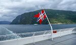 Vi ser mange små færger på vores færd med Hurtigruten. Her drejer det sig om Stranda-Liabygda færgen i Storfjorden.
